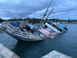 Kapal Asal Makassar Bawa 7 Kru Terbalik gegara Bocor Saat Sandar di Maluku