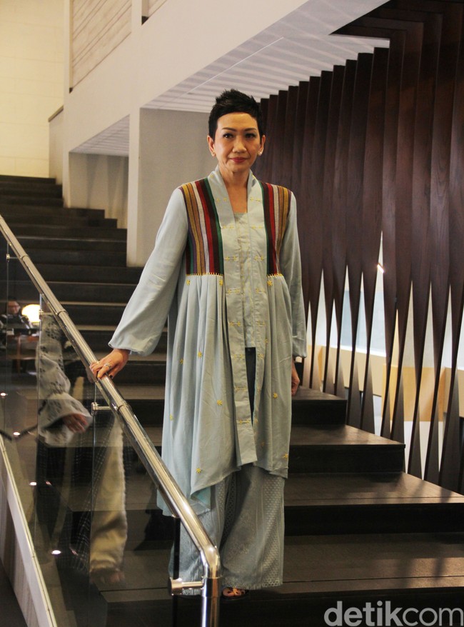 Penampilan para penyintas kanker memeragakan koleksi desainer Adrie Basuki di Forme Showroom di Jalan Wijaya, Jakarta Selatan, Kamis [2/5/2024]. Foto: Mohammad Abduh/detikcom.