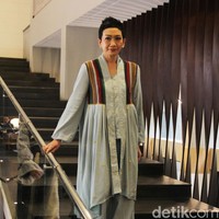 Penampilan para penyintas kanker memeragakan koleksi desainer Adrie Basuki di Forme Showroom di Jalan Wijaya, Jakarta Selatan, Kamis [2/5/2024]. Foto: Mohammad Abduh/detikcom.