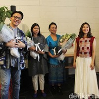 Penampilan para penyintas kanker memeragakan koleksi desainer Adrie Basuki di Forme Showroom di Jalan Wijaya, Jakarta Selatan, Kamis [2/5/2024]. Foto: Mohammad Abduh/detikcom.