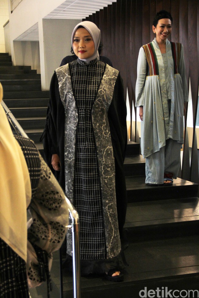 Penampilan para penyintas kanker memeragakan koleksi desainer Adrie Basuki di Forme Showroom di Jalan Wijaya, Jakarta Selatan, Kamis [2/5/2024]. Foto: Mohammad Abduh/detikcom.