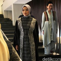 Penampilan para penyintas kanker memeragakan koleksi desainer Adrie Basuki di Forme Showroom di Jalan Wijaya, Jakarta Selatan, Kamis [2/5/2024]. Foto: Mohammad Abduh/detikcom.
