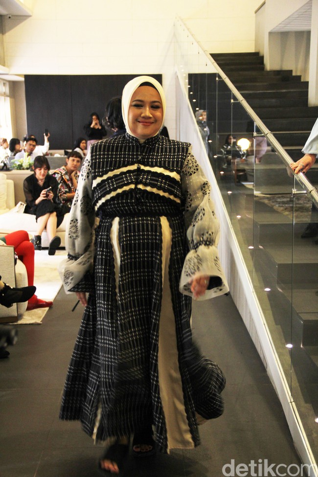 Penampilan para penyintas kanker memeragakan koleksi desainer Adrie Basuki di Forme Showroom di Jalan Wijaya, Jakarta Selatan, Kamis [2/5/2024]. Foto: Mohammad Abduh/detikcom.