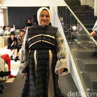 Penampilan para penyintas kanker memeragakan koleksi desainer Adrie Basuki di Forme Showroom di Jalan Wijaya, Jakarta Selatan, Kamis [2/5/2024]. Foto: Mohammad Abduh/detikcom.