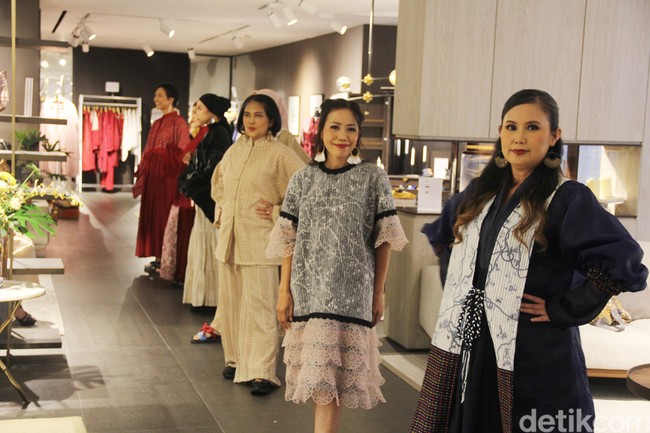 Penampilan para penyintas kanker memeragakan koleksi desainer Adrie Basuki di Forme Showroom di Jalan Wijaya, Jakarta Selatan, Kamis [2/5/2024]. Foto: Mohammad Abduh/detikcom.