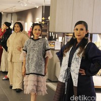 Penampilan para penyintas kanker memeragakan koleksi desainer Adrie Basuki di Forme Showroom di Jalan Wijaya, Jakarta Selatan, Kamis [2/5/2024]. Foto: Mohammad Abduh/detikcom.