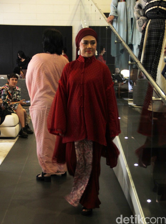 Penampilan para penyintas kanker memeragakan koleksi desainer Adrie Basuki di Forme Showroom di Jalan Wijaya, Jakarta Selatan, Kamis [2/5/2024]. Foto: Mohammad Abduh/detikcom.