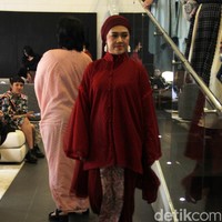 Penampilan para penyintas kanker memeragakan koleksi desainer Adrie Basuki di Forme Showroom di Jalan Wijaya, Jakarta Selatan, Kamis [2/5/2024]. Foto: Mohammad Abduh/detikcom.