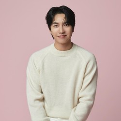 Keluarga Lee Seung Gi Dapat Penghargaan Militer