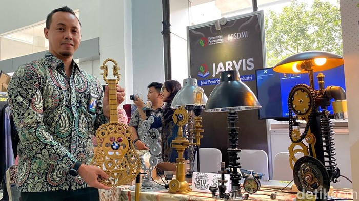 Limbah onderdil motor disulap jadi lampu duduk.