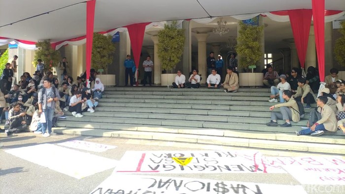 Mahasiswa UGM gelar aksi di Balairung, Kamis (2/5/2024).