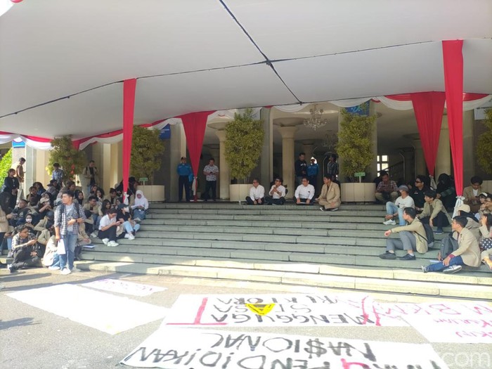 Mahasiswa UGM gelar aksi di Balairung, Kamis (2/5/2024).