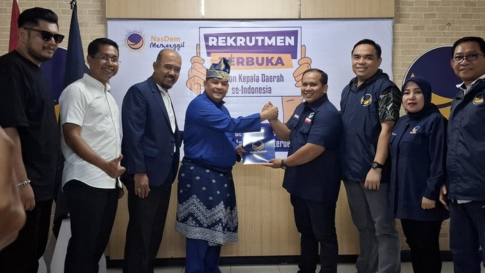 Mantan Gubernur Riau Edy Natar Nasution mengembalikan formulir pendaftaran bakal calon gubernur ke Partai NasDem. (dok. Istimewa)