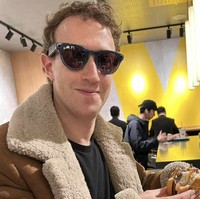 Saat mengunjungi Jepang pada Februari 2024 bersama istrinya, Priscilla Chan, Mark Zuckerberg tampil dengan jaket bulu warna cokelat. Foto: Instagram