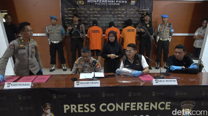 Tiga pria berinisial IR (24), MA (23) dan MR (23) di Kabupaten Maros, Sulawesi Selatan (Sulsel) mengeroyok pemuda bernama Denis Bayu Al Husna (21) hingga tewas.