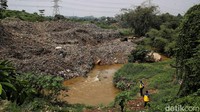 Sampah yang terus turun dari Tempat Pembuangan Akhir (TPA) Cipayung semakin menumpuk, terutama di area jembatan.   