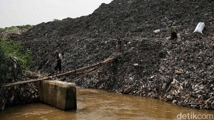 Banjir di Cipayung tak kunjung surut. Ketua RT 04 RW 08 Cipayung, Naserih, menduga penyempitan Kali Pasanggrahan akibat tumpukan sampah menjadi penyebab banjir.