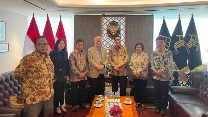 Menkumham Yasonna H. Laoly melakukan pertemuan dengan Presiden World Association for Medical LAW atau Asosiasi Dunia untuk Hukum Medis, Roy Beran.