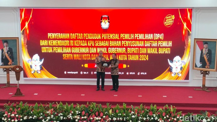 Menteri Dalam Negeri (Mendagri) Tito Karnavian menyerahkan data penduduk potensial pemilih (DP4) kepada KPU terkait Pilkada 2024 (Astrid/detikcom).