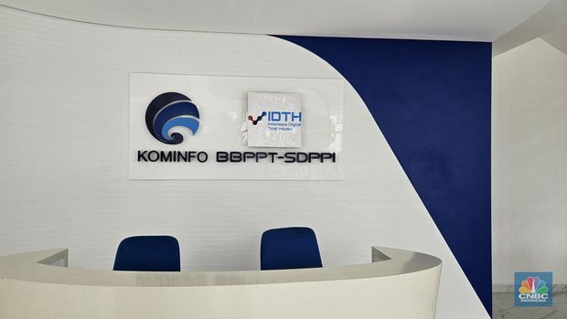 Menteri Komunikasi dan Informatika (Kominfo) Budi Arie Setiadi melakukan pengecekan persiapan peresmian Indonesia Digital Test House (IDTH) Balai Besar Pengujian Perangkat Telekomunikasi (BBPPT). (CNBC Indonesia/Intan Rakhmayanti Dewi)