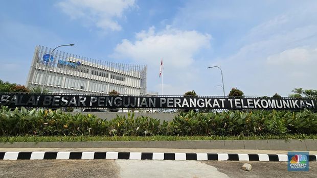 Menteri Komunikasi dan Informatika (Kominfo) Budi Arie Setiadi melakukan pengecekan persiapan peresmian Indonesia Digital Test House (IDTH) Balai Besar Pengujian Perangkat Telekomunikasi (BBPPT). (CNBC Indonesia/Intan Rakhmayanti Dewi)