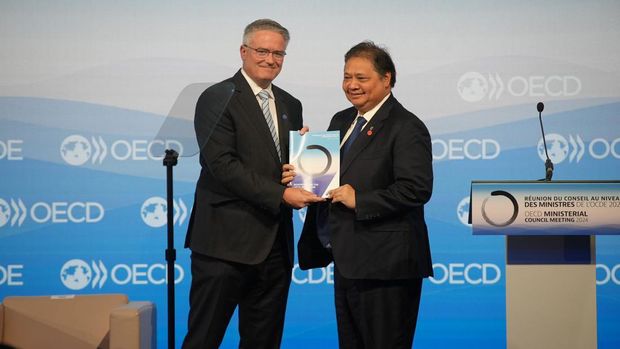 Menteri Koordinator Bidang Perekonomian Airlangga Hartarto mewakili Pemerintah Indonesia
menerima Peta Jalan Aksesi Keanggotaan OECD Indonesia pada pembukaan Pertemuan
Tingkat Menteri OECD di Paris Prancis (2/5/2024). (dok. kemenko perekonomian)