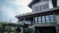 Menparekraf Sandiaga memulai peninjauan dari Rumah Tapak Jabatan Menteri, Selasa (30/4/2024) sore. Menparekraf Sandiaga meninjau rumah dinas Menteri yang selaras dengan konsep compact city dengan luas lahan 1.000 meter dan luas bangunan 580 meter. Pembangunan rumah tersebut mengedepankan aspek keberlanjutan lingkungan. Hal ini mengacu pada proyeksi IKN yang akan menjadi kawasan Future Smart Forest City of Indonesia.