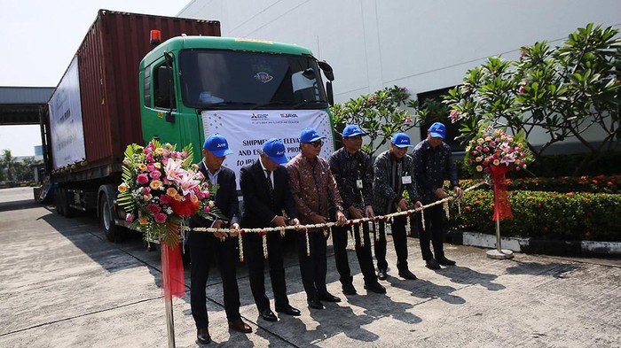 Chief of Mitsubishi Elevator Asia, ASEAN Regional Head Quarters (RHQ) Toshinao Yano, ⁠Chief Representative Asia Pacific Region of Mitsubishi Electric Asia Pte. Ltd. Kunihiko Seki, Direktur PT Pembangunan Jaya Sutopo Kristanto, Kepala Biro Umum Pengadaan Barang/Jasa Otorita IKN Tito Gesit Utiarto, Presdir PT Mitsubishi Jaya Elevator & Escalator (MJEE) Christian Satrya, Chief Representative of Mitsubishi Corp Indonesia Jakarta Representative Office, Takahiro Zaizen saat melepas di Karawang, Jawa Barat, Kamis (2/5/2024). Mitsubishi Jaya Elevator and Escalator (MJEE) memenangi tender yang dilaksanakan pemerintah untuk memasok total 90 unit lift dan eskalator untuk sejumlah gedung utama di Ibu Kota Nusantara (IKN) per Mei 2024.