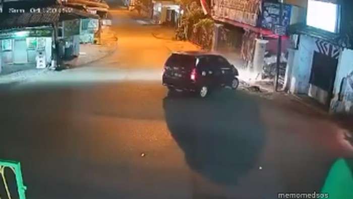 Mobil Avanza hantam rumah warga,