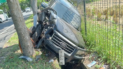 Mobil Ford Everest berpelat nomor DK 1759 WD ringsek seusai menabrak pohon di Jalan Denpasar-Gilimanuk, tepatnya di sebelah timur Simpang Mendoyo Dangin Tukad, Kecamatan Mendoyo, Jembrana, Bali, Kamis (2/5/2024). (Foto: Dok. Polsek Mendoyo)