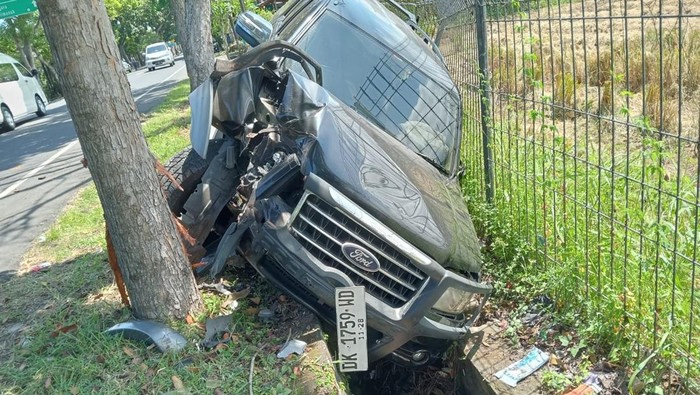 Mobil Ford Everest berpelat nomor DK 1759 WD ringsek seusai menabrak pohon di Jalan Denpasar-Gilimanuk, tepatnya di sebelah timur Simpang Mendoyo Dangin Tukad, Kecamatan Mendoyo, Jembrana, Bali, Kamis (2/5/2024). (Foto: Dok. Polsek Mendoyo)