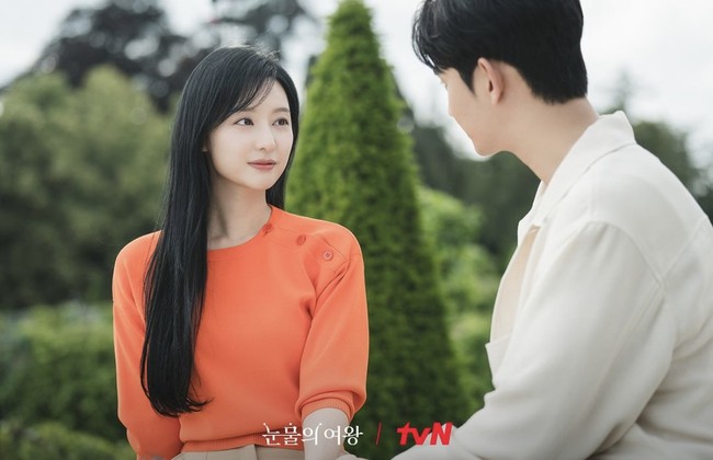 Queen of Tears berakhir haru dan membahagiakan bagi penonton. Karena Baek Hyun Woo dan Hong Hae In akhirnya dikaruniai anak perempuan dan menua bersama. Hong Hae In diperlihatkan wafat lebih dulu dan sang suami Baek Hyun Woo mendatangi makamnya di usia senja. Foto: dok. Instagram @tvN_drama