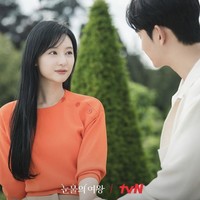 Queen of Tears berakhir haru dan membahagiakan bagi penonton. Karena Baek Hyun Woo dan Hong Hae In akhirnya dikaruniai anak perempuan dan menua bersama. Hong Hae In diperlihatkan wafat lebih dulu dan sang suami Baek Hyun Woo mendatangi makamnya di usia senja. Foto: dok. Instagram @tvN_drama