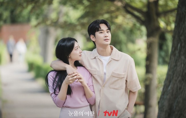 Dalam foto yang dirilis akun Instagram @tvN_drama, pasangan suami istri drama Korea Queen of Tears itu tampak dilanda kasmaran. Tatapan mesra Kim Ji Won ke Kim Soo Hyun membuat penonton semakin gagal move on, belum siap berpisah. Foto: dok. Instagram @tvN_drama