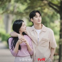 Dalam foto yang dirilis akun Instagram @tvN_drama, pasangan suami istri drama Korea Queen of Tears itu tampak dilanda kasmaran. Tatapan mesra Kim Ji Won ke Kim Soo Hyun membuat penonton semakin gagal move on, belum siap berpisah. Foto: dok. Instagram @tvN_drama