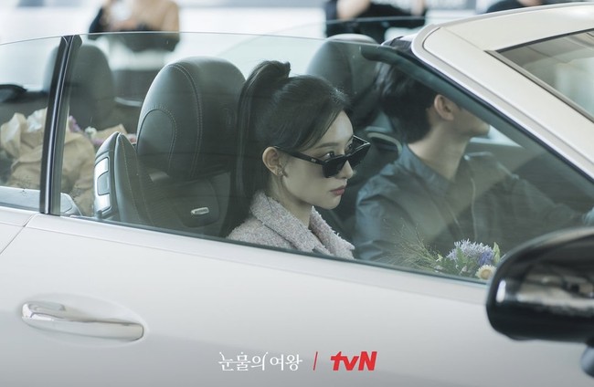 Setelah mendengar permintaan penggemar, tvN akhirnya menandai akun Instagram Kim Soo Hyun dan Kim Ji Won dalam unggahan foto bulan madu mereka. Foto: dok. Instagram @tvN_drama