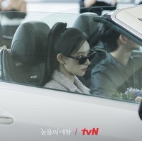 Setelah mendengar permintaan penggemar, tvN akhirnya menandai akun Instagram Kim Soo Hyun dan Kim Ji Won dalam unggahan foto bulan madu mereka. Foto: dok. Instagram @tvN_drama