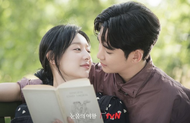 Tanggal 2 Mei diperingati sebagai wedding anniversary pasangan drama Korea Queen of Tears, Baek Hyun Woo (Kim Soo Hyun) dan Hong Hae In (Kim Ji Won). Foto: dok. Instagram @tvN_drama