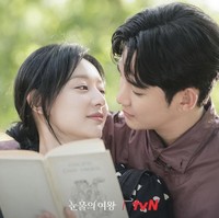 Tanggal 2 Mei diperingati sebagai wedding anniversary pasangan drama Korea Queen of Tears, Baek Hyun Woo (Kim Soo Hyun) dan Hong Hae In (Kim Ji Won). Foto: dok. Instagram @tvN_drama