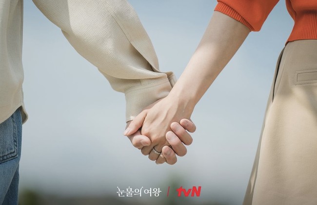 “Benerkan namanya soobin walau gak dijelasin di ending namanya siapa 🤪” “SOO MEN GAMON, JIWON GAMON, TVN GAMON, PENONTON GAMON, SEMUA GAMON😊😊” “HAPPY ANNIVERSARY BAEKHONG 😍 PLEASE BE REAL COUPLE IN REAL LIFE @soohyun_k216 @geewonii” komentar penggemar di akun Instagram @tvN_drama. Foto: dok. Instagram @tvN_drama