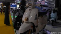 Motor listrik ‘kembaran’ Vespa 946 Christian Dior muncul di pameran Periklindo Electric Vehicle Show atau PEVS 2024. Kendaraan unik tersebut bernama Ofero Picasso dan dipajang di hall Asia Bike, JIExpo Kemayoran, Jakarta Pusat. Foto: Septian Farhan Nurhuda/detik.com