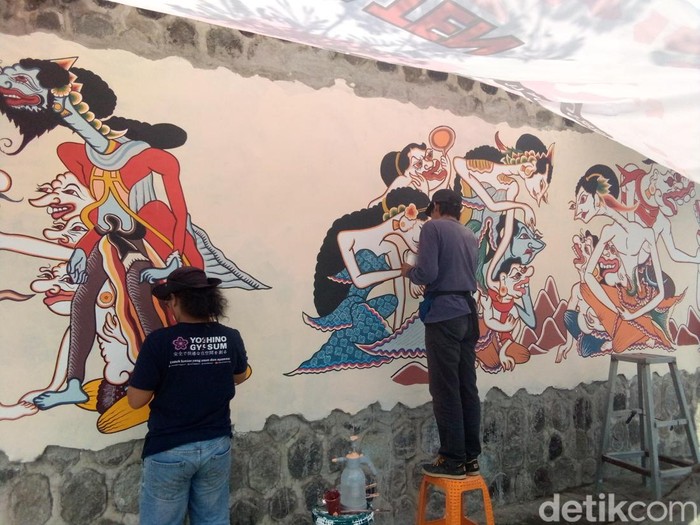 Mural Wayang Beber Panji di Stadion 1945 Kabupaten Karanganyar, Jumat (26/4/2024).