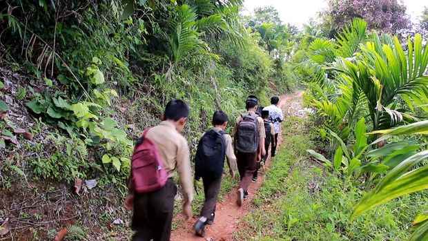 Murid SD Negeri 104 Krui naik bukit demi mendapat sinyal untuk belajar mengajar.