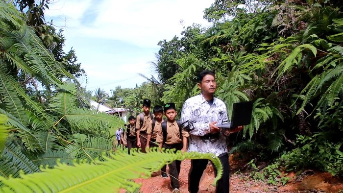 Murid SD Negeri 104 Krui naik bukit demi mendapat sinyal untuk belajar mengajar.
