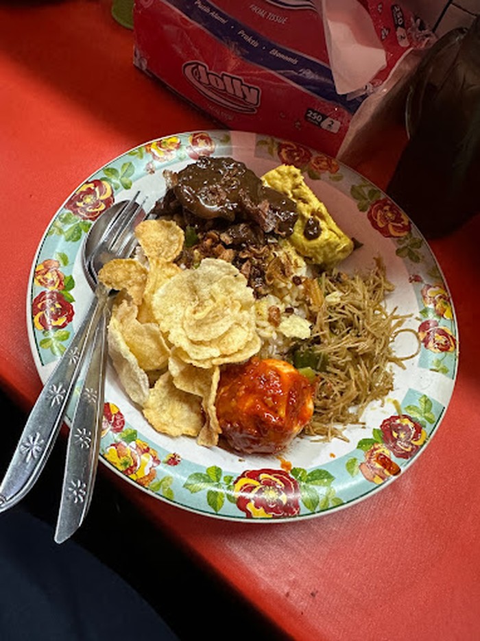 Wajib Mampir!  5 Nasi Uduk di Palmerah yang Populer Kelezatannya