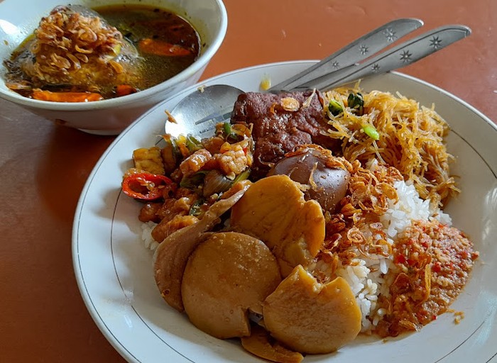 Wajib Mampir!  5 Nasi Uduk di Palmerah yang Populer Kelezatannya