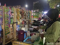 Berkah Nobar Indonesia vs Irak di Grahadi, Dagangan PKL Laris Manis