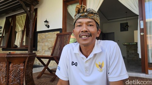 Nyoman Merta Jiwa, ayah dari pemain Timnas U-23 Komang Teguh, saat ditemui detikBali di kediamannya di Batubulan, Gianyar, Kamis (2/5/2024). (I Putu Budikrista Artawan/detikBali)