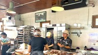 OO Donat baru membuka gerainya pukul 14.00. Semua donat disajikan ‘fresh from the oven’. Pengunjung juga hanya bisa membeli varian donat yang memang stoknya tersedia di etalase saat itu juga. Foto: Detikcom / Atiqa Rana