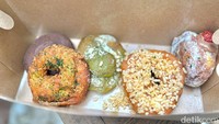 DetikFood memesan 5 variasi donat dengan variasi rasa berbeda. Mulai dari Cocoa Tahini, Salted Matcha, sampai varian gurih Curry Meat and Potato. Bentuk dan ukuran donatnya memang tidak bulat sempurna. Foto: Detikcom / Atiqa Rana